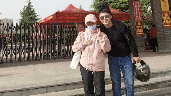 北京供卵生的孩子_母亲确诊癌症后，儿子带她“唱游中国”